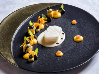 Restaurant Bareiss: Kaubeljau in Traubenkernöl pochiert mit Kürbis, Verveine und Trompetenpilzen