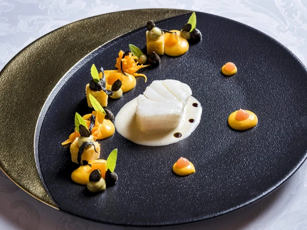 Restaurant Bareiss: Kaubeljau in Traubenkernöl pochiert mit Kürbis, Verveine und Trompetenpilzen