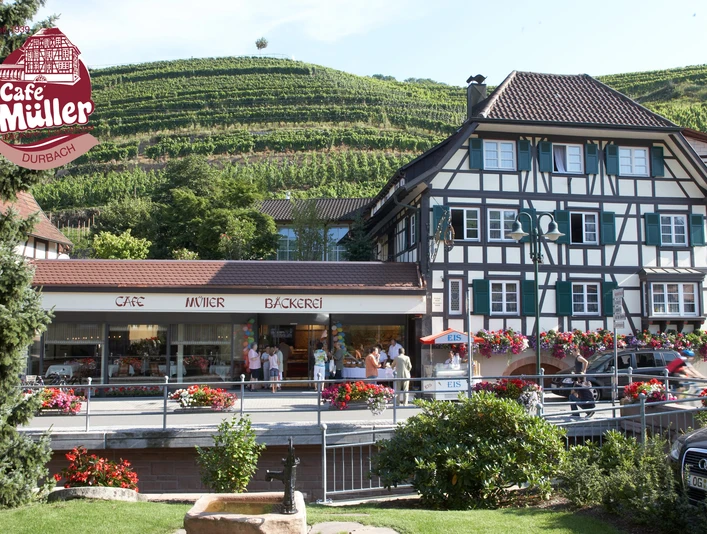 Hausansicht mit Logo