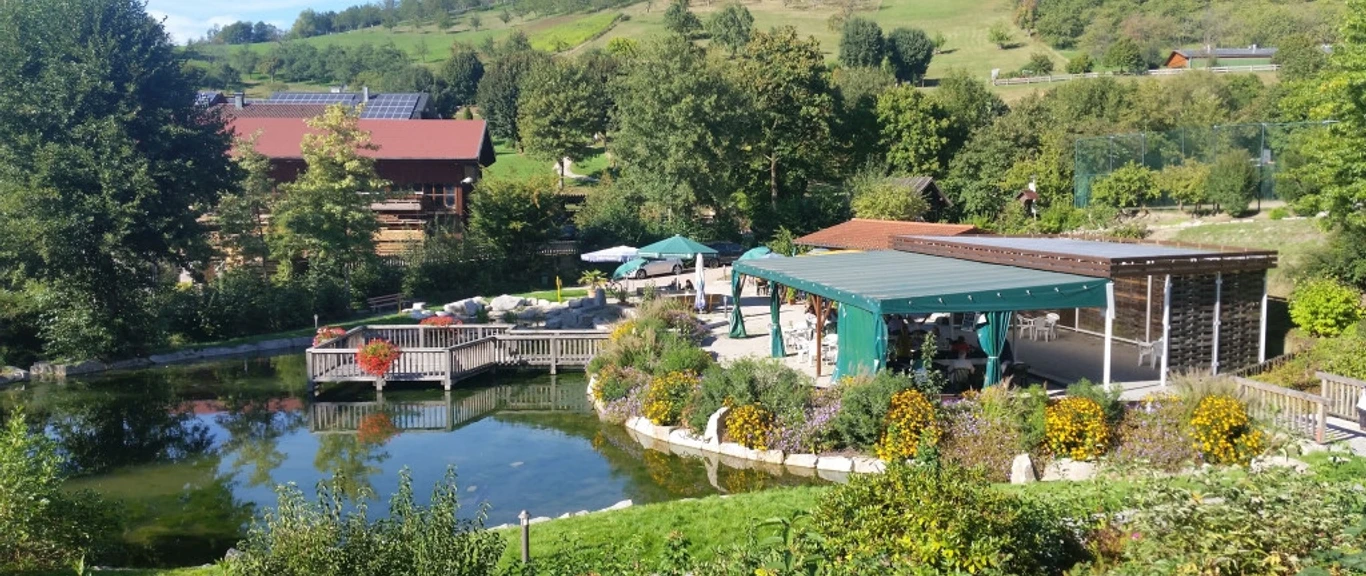 Blick von der Mummelseehalle in den Kurpark copyright Tourist Info Seebach