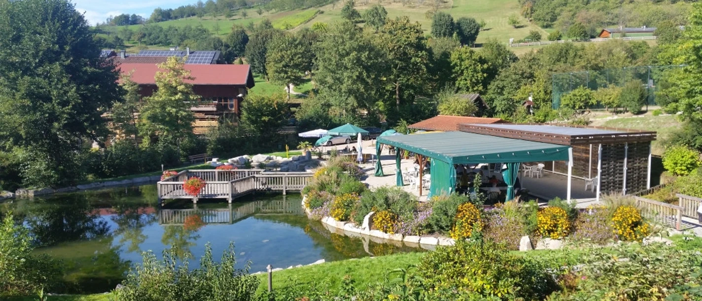 Blick von der Mummelseehalle in den Kurpark copyright Tourist Info Seebach