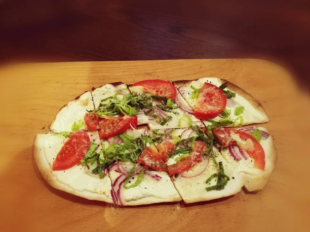 Vegetarischer Flammkuchen aus dem Holzbackofen