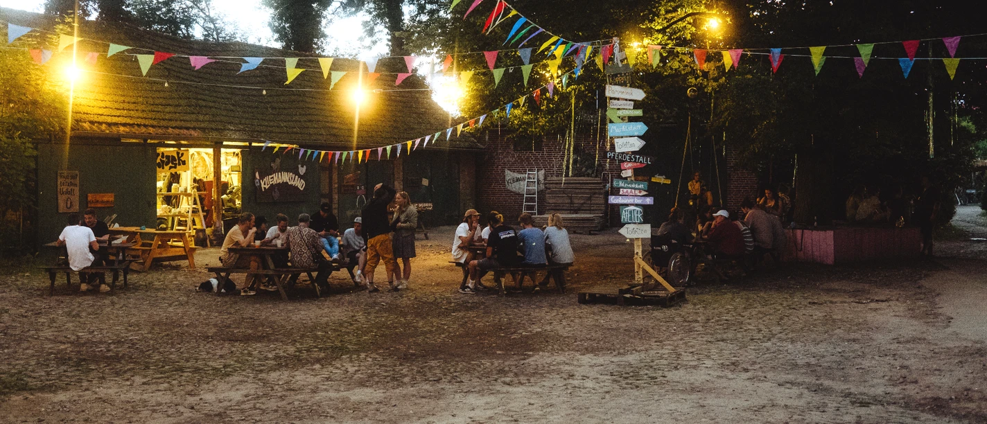 Avondsfeer in de buitenruimte