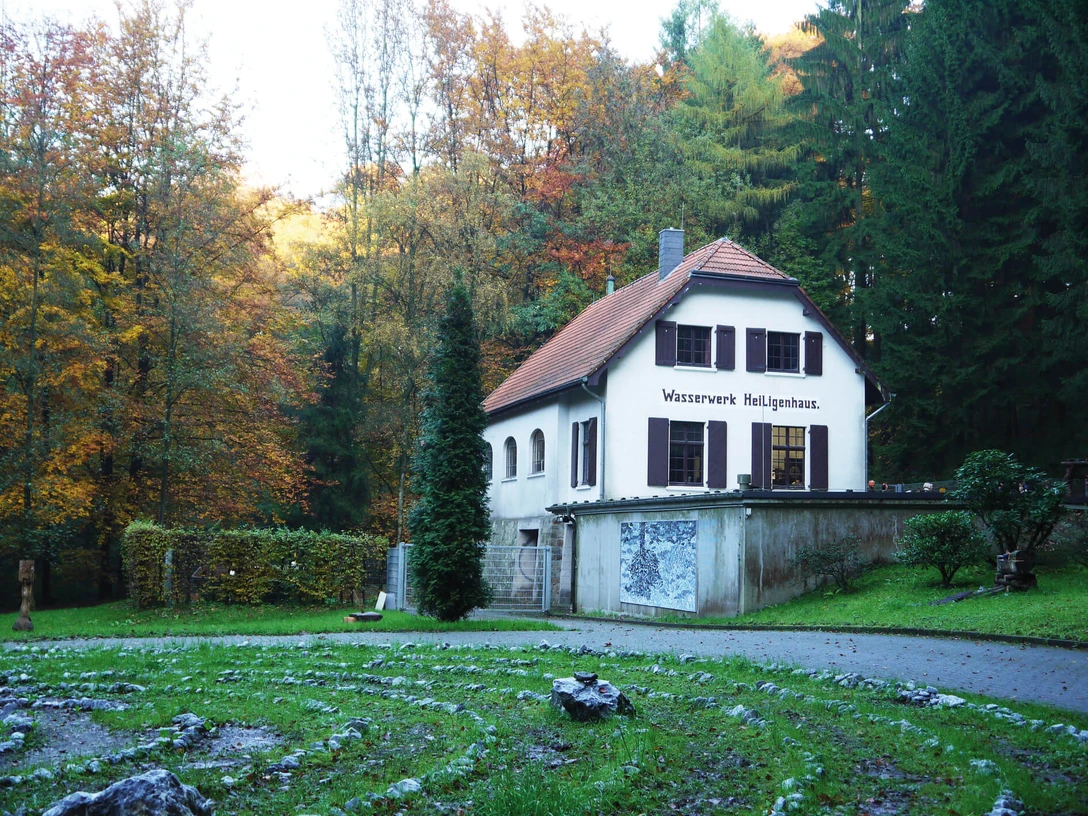 Wald- und Wassermuseum - UBZ Heiligenhaus Ein kleines zweistöckiges Gebäude am Waldrand mit Aufschrift "Wasserkraft Heiligenhaus".