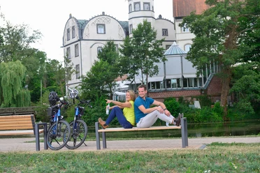 Paar mit dem Fahrrad am Schloss Gifhorn.jpg Paar mit dem Fahrrad am Schloss Gifhorn