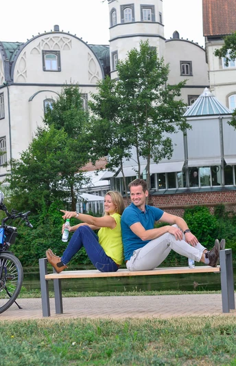 Paar mit dem Fahrrad am Schloss Gifhorn.jpg Paar mit dem Fahrrad am Schloss Gifhorn