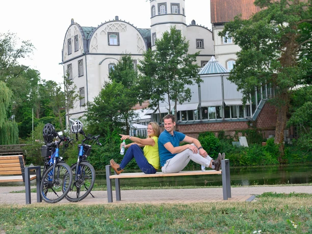 Paar mit dem Fahrrad am Schloss Gifhorn.jpg Paar mit dem Fahrrad am Schloss Gifhorn