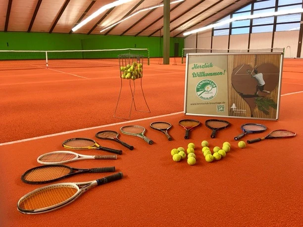 Foto Tennishalle Neu mit Bällen.jpg