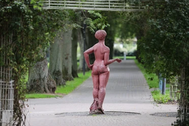 053HR - Bad Wildungen - Kurpark Skulptur Rote Dame.JPG