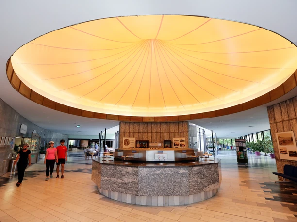 037HR - Bad Wildungen - Kurpark Wandelhalle Reinhardshausen Naturquelle Reinhardsquelle.JPG