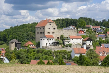 Wolfsfährte zur Burg Wolfsegg Die stattliche Anlage der Burg Wolfsegg wirkt sehr imposant