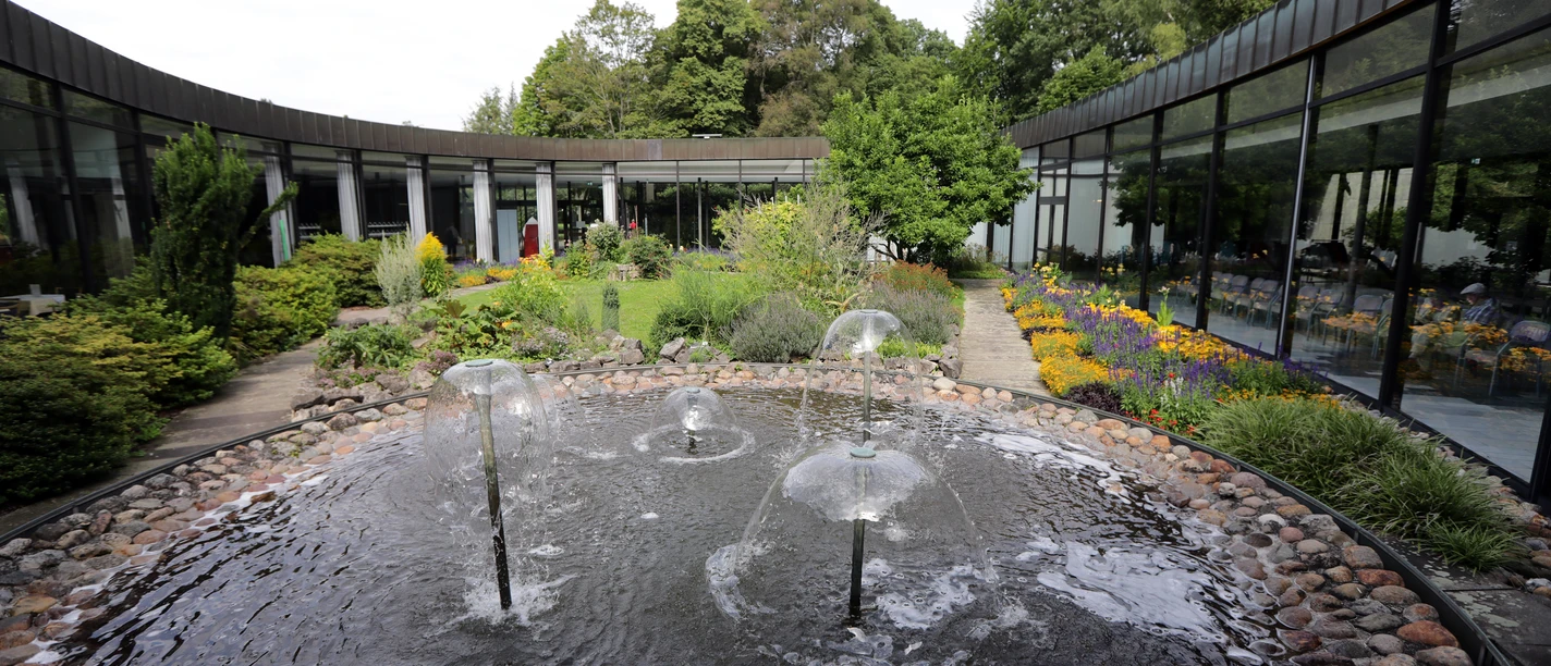 Bad Wildungen - Kurpark Wandelhalle Reinhardshausen Brunnen Bad Wildungen - Kurpark Wandelhalle Reinhardshausen Brunnen