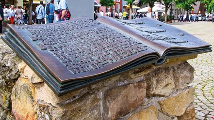 Bronzebuch_Marktplatz.jpg