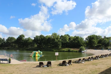 NaturFreibad Eystrup NaturFreibad Eystrup bietet klares Wasser, grüne Umgebung und Liegen entlang des Sandstrands.