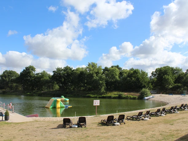 NaturFreibad Eystrup NaturFreibad Eystrup bietet klares Wasser, grüne Umgebung und Liegen entlang des Sandstrands.