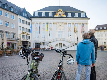 Radfahrer am alten Rathaus in Bonn