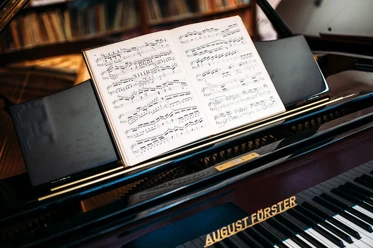 Ausschnitt eines Klavierflügels in einem Unterrichtsraum der Musik- und Kunstschule Jena