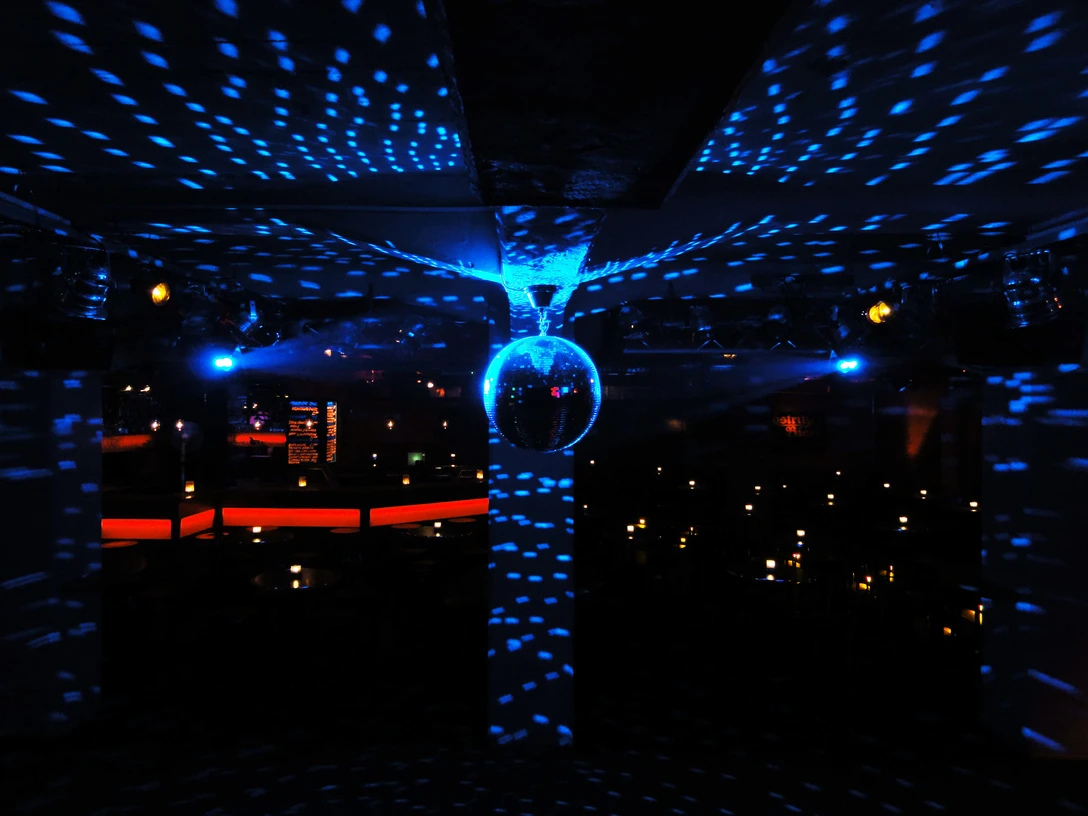Spizz-Leipzig-Clubs-Tanzen-Disco-Kay-Kasperski-Leipzig-Travel.jpg Mitten im Raum des Spizz wird eine Diskokugel vom blauen Licht angestrahlt, tanzen in Leipzig, Nachtleben