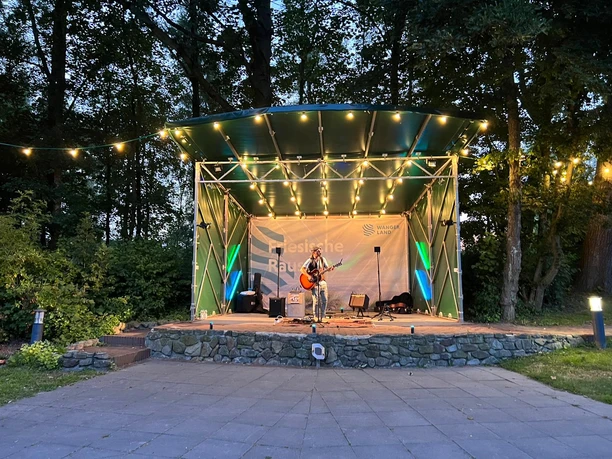 Garten-Freilichtbuehne-Gaestehaus Hooksiel.jpeg