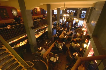 Spizz-Cafe-Bar-Club-Nachtleben-Gastronomie-Marius-Theßenvitz-Leipzig-Travel.jpg Blick in das Spizz in Leipzig. Zwei Etagen mit vielen Tischen und Platz für Gäste, Party, Tanzen, Clubs, Feiern.
