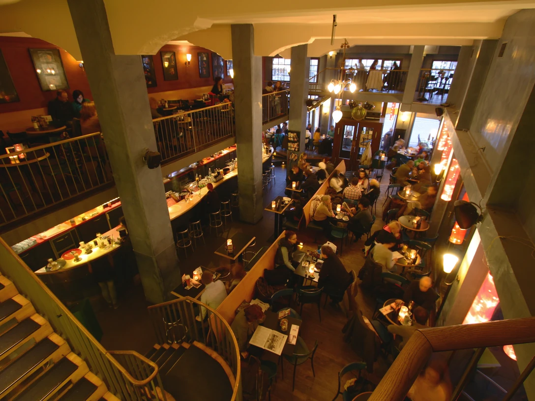 Spizz-Cafe-Bar-Club-Nachtleben-Gastronomie-Marius-Theßenvitz-Leipzig-Travel.jpg Blick in das Spizz in Leipzig. Zwei Etagen mit vielen Tischen und Platz für Gäste, Party, Tanzen, Clubs, Feiern.