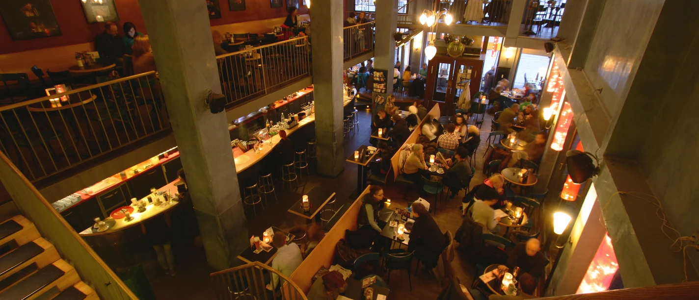 Spizz-Cafe-Bar-Club-Nachtleben-Gastronomie-Marius-Theßenvitz-Leipzig-Travel.jpg Blick in das Spizz in Leipzig. Zwei Etagen mit vielen Tischen und Platz für Gäste, Party, Tanzen, Clubs, Feiern.