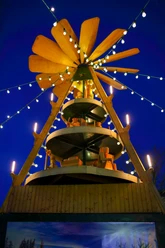 Weihnachtspyramide im Abendlicht, mit leuchtenden Kerzen und Lichterketten in Haan, Nordrhein-Westfalen.