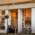 Café Livres, Essen <p>Café mit großen Fenstern, zwei Fahrräder vorne, Speisekarten auf Tafeln, gemütliche Beleuchtung.</p>