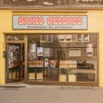 Bahlo Records, Bochum Bahlo Records Geschäftsfassade mit gelben Fliesen, Schallplatten-An- und Verkaufsschild erkennbar.