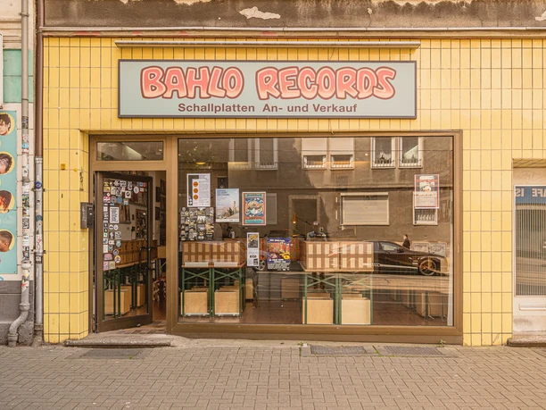 Bahlo Records, Bochum Bahlo Records Geschäftsfassade mit gelben Fliesen, Schallplatten-An- und Verkaufsschild erkennbar.