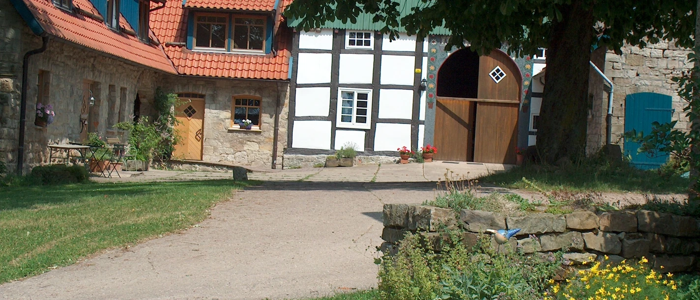 Ferienwohnungen Altsternberg CC BY-SA - LTM.jpg Historischer Hof Alt-Sternberg mit Fachwerk, rotem Ziegeldach, Baum und Garten