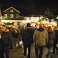 Weinachtsmarkt Wülfrath Titelbild.jpg Nachtaufnahme eines belebten Weihnachtsmarktes in Wülfrath mit zahlreichen Besucher*innen und Lichtern.