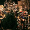 Weihnachtsmarkt-in-Ratingen-Vogelperspektive.jpg Weihnachtsmarkt in Ratingen bei Nacht aus der Vogelperspektive mit leuchtenden Lichterketten und Buden.