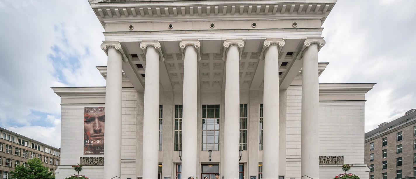 Theater Duisburg <p>Frontansicht eines großen, klassischen Gebäudes mit Säulen und einer weiten Treppe davor.</p>