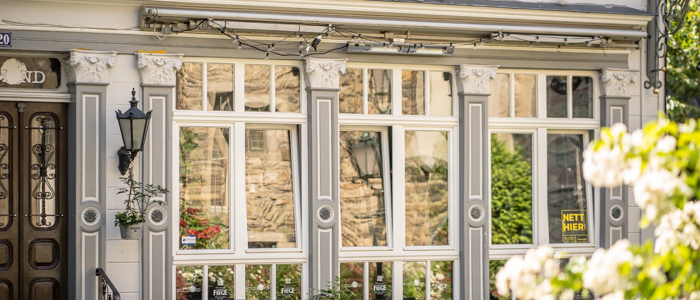 KaffeeKneipenBar Vollmond, Hattingen <p>Gemütliche Außenterrasse mit Holztischen und Metallstühlen vor einem charmanten Gebäude.</p>