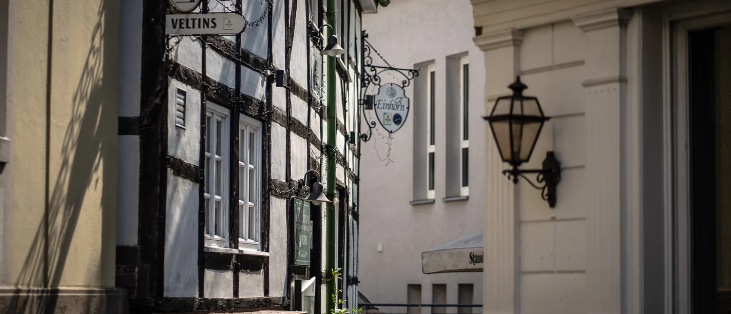 Restaurant Einhorn, Hattingen <p>Fachwerkhaus in schmaler Gasse mit Laterne und Gasthofschildern in gemütlicher Atmosphäre.</p>