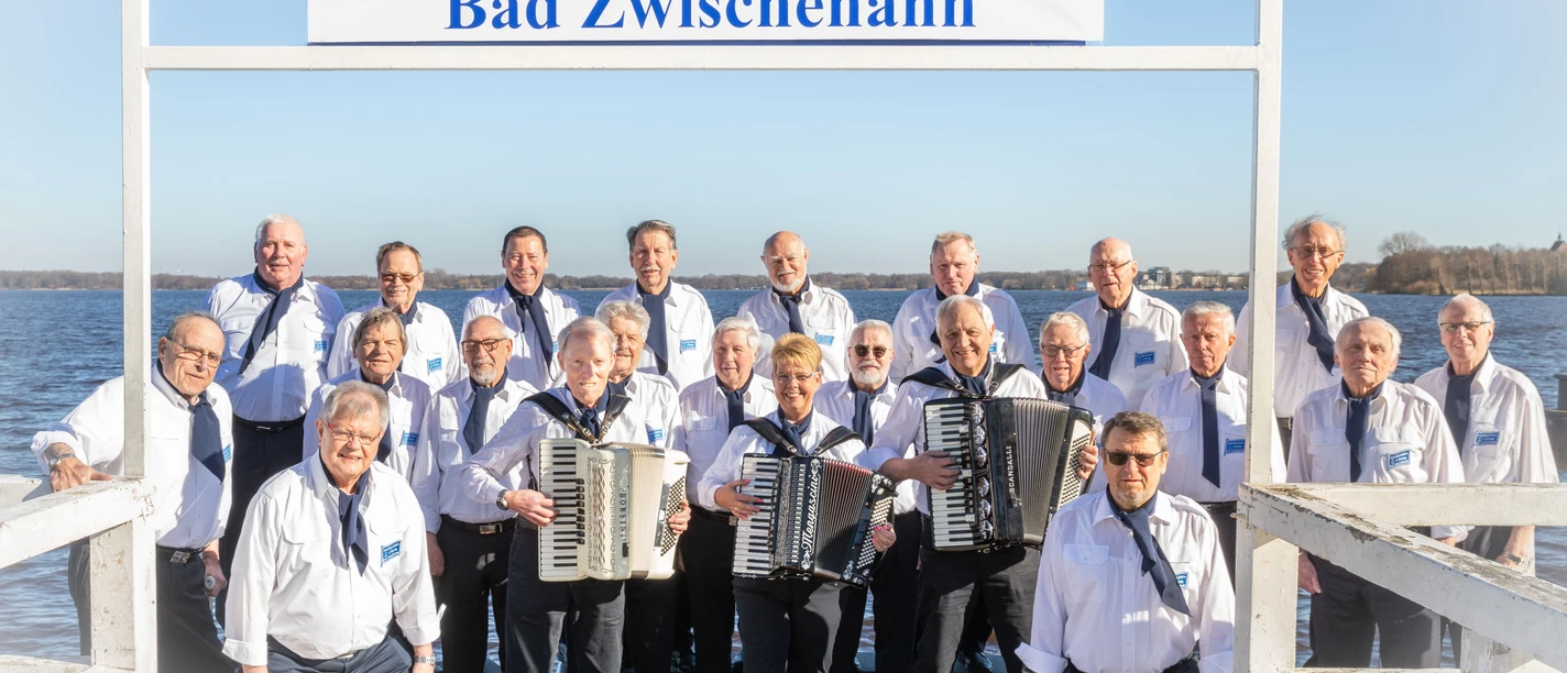 Seemannschor-bz.JPG Gruppe des Seemanns-Chors Bad Zwischenahn vor einem See, alle Mitglieder tragen maritime Uniformen.