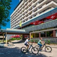 AHORN HARZ HOTEL BRAUNLAGE - Außenansicht im Sommer mit Rad