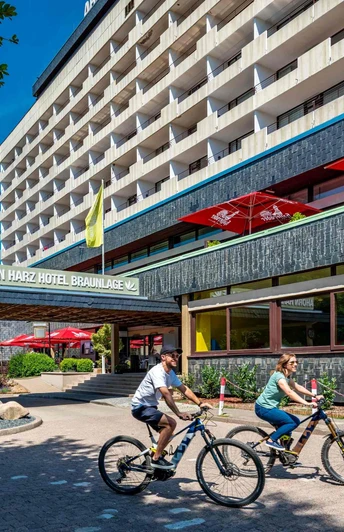 AHORN HARZ HOTEL BRAUNLAGE - Außenansicht im Sommer mit Rad