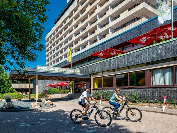 AHORN HARZ HOTEL BRAUNLAGE - Außenansicht im Sommer mit Rad