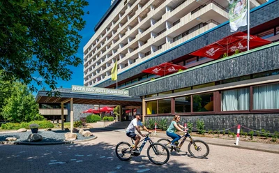 AHORN HARZ HOTEL BRAUNLAGE - Außenansicht im Sommer mit Rad AHORN HARZ HOTEL BRAUNLAGE - Außenansicht im Sommer mit Rad