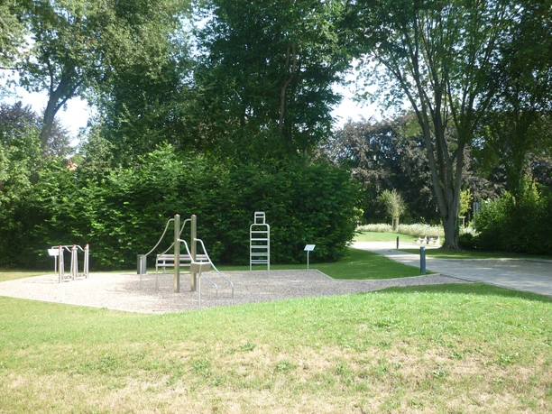 Fitnessgeräte Barntrup CC BY-SA - LTM.jpg