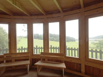 Wildbeobachtungsstation von innen CC BY-SA - LTM.jpg