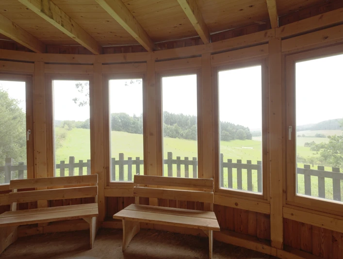Wildbeobachtungsstation von innen CC BY-SA - LTM.jpg