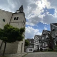 Altstadt Velbert-Neviges Fachwerkhäuser und eine Kirche mit Turm prägen das historische Straßenbild der Altstadt Neviges.