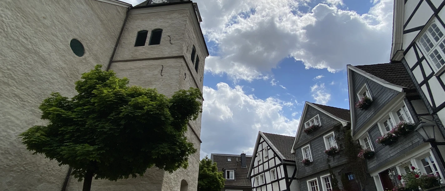 Altstadt Velbert-Neviges Fachwerkhäuser und eine Kirche mit Turm prägen das historische Straßenbild der Altstadt Neviges.