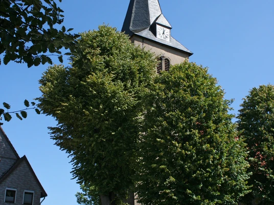 Kirche Barntrup hoch CC BY-SA - Stadt Barntrup.jpg