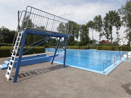 Freibad Alverdissen 2 CC BY-SA - LTM.jpg
