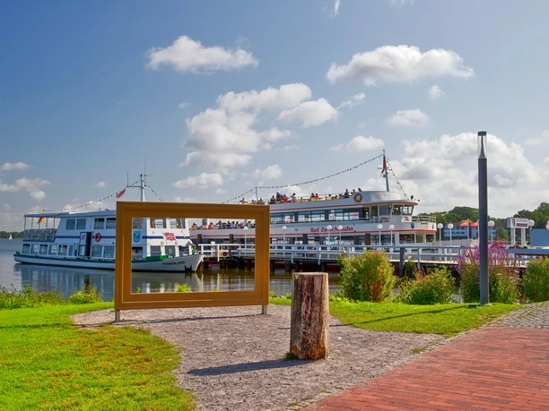 Weisse Flotte Ein großes Ausflugsschiff der „Weissen Flotte“ liegt am sonnigen Anleger. Besucher genießen die Aussicht.