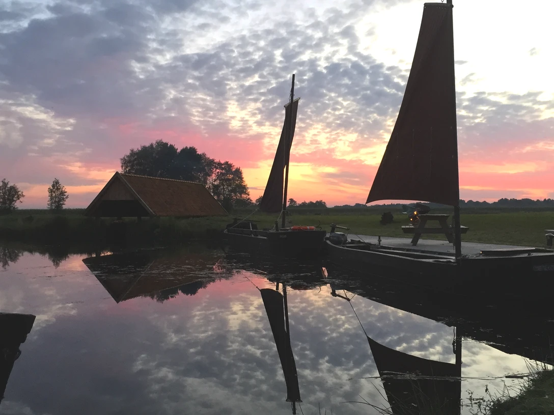 Torfkähne in der Abenddämmerung